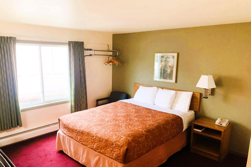 Queen Room interior