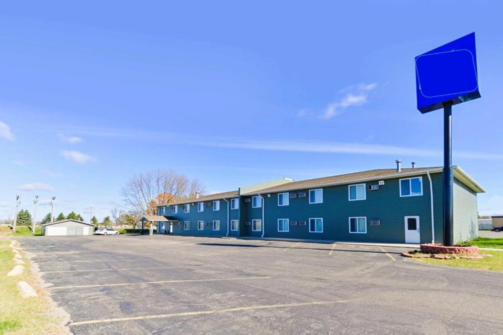 Love Hotels Staples by OYO at HWY 10 MN